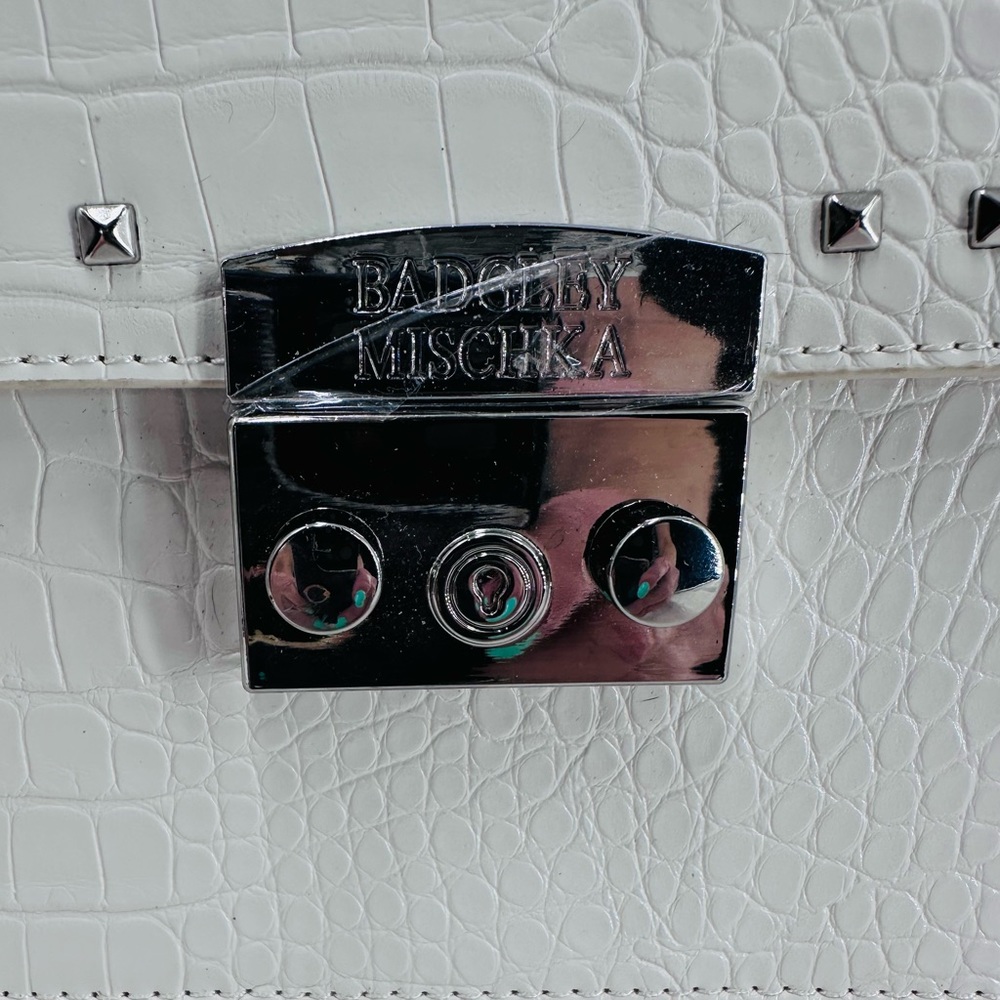 Badgley Mischka Crossbody/Shoulder Chain White Vegan Leather Studded Croco Bag - Picture 8 of 11